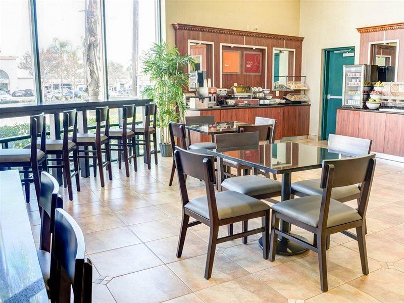 Comfort Inn & Suites Near Universal - N Hollywood - Burbank Los Angeles Esterno foto
