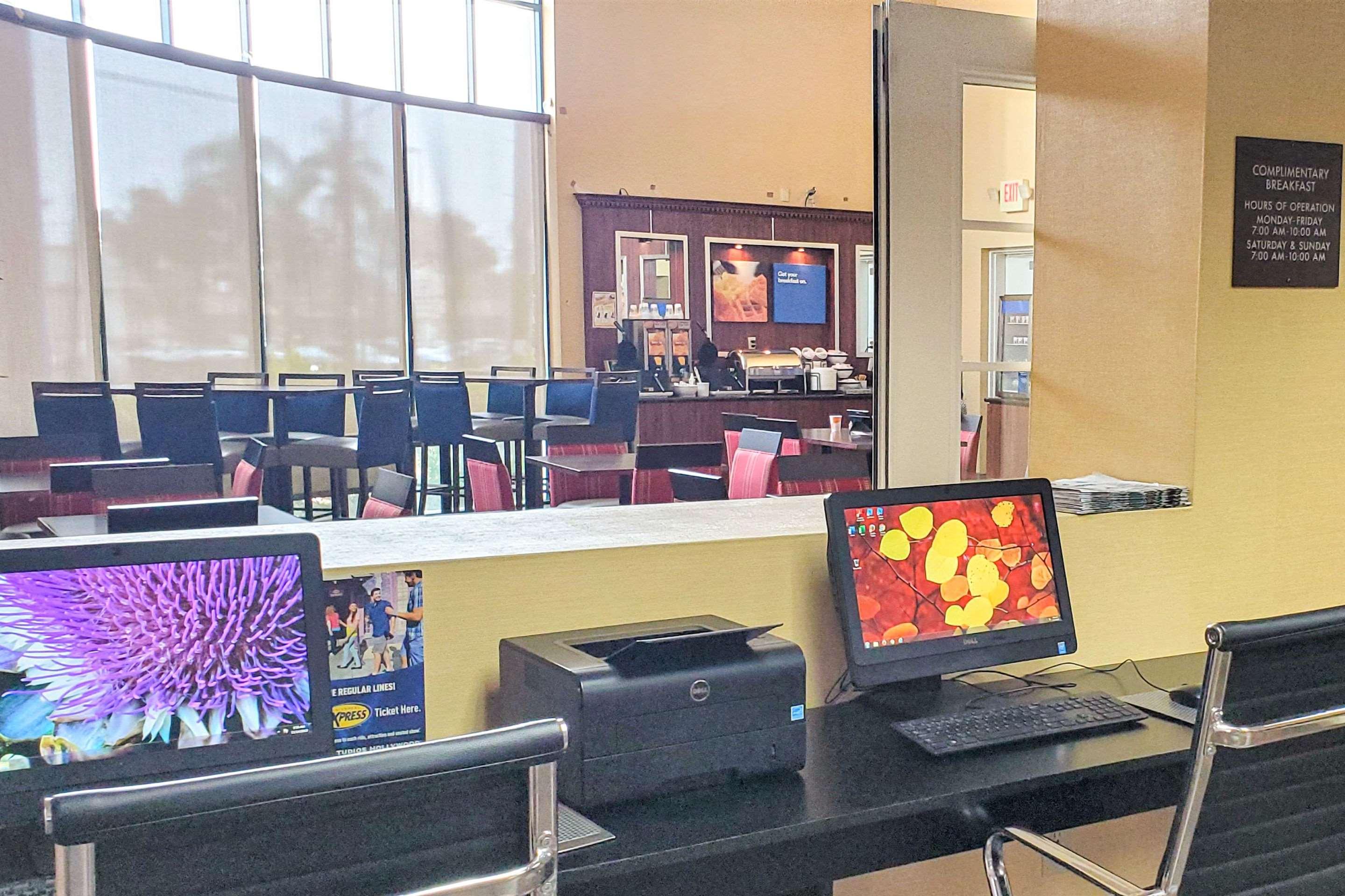 Comfort Inn & Suites Near Universal - N Hollywood - Burbank Los Angeles Esterno foto