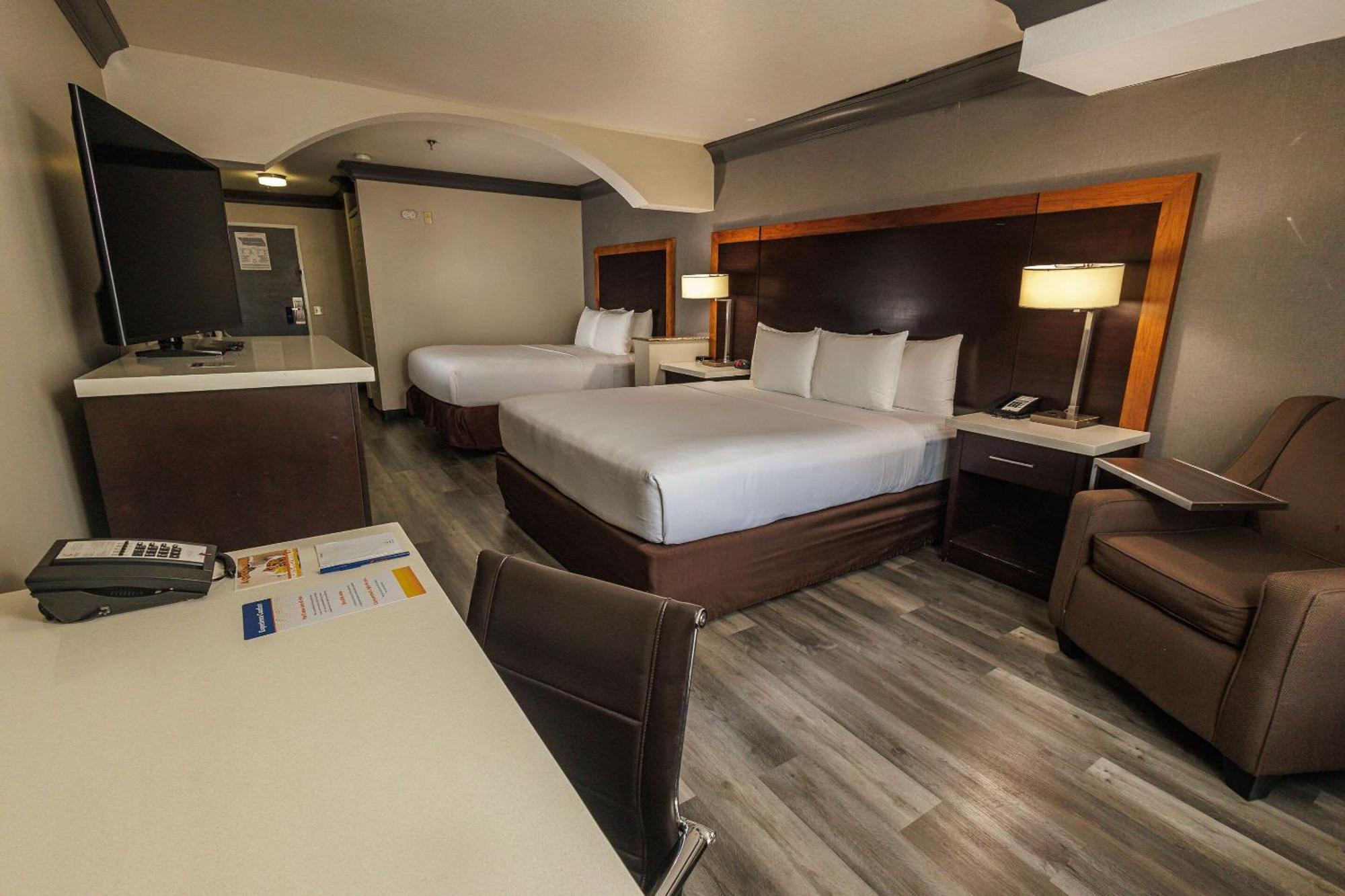 Comfort Inn & Suites Near Universal - N Hollywood - Burbank Los Angeles Esterno foto